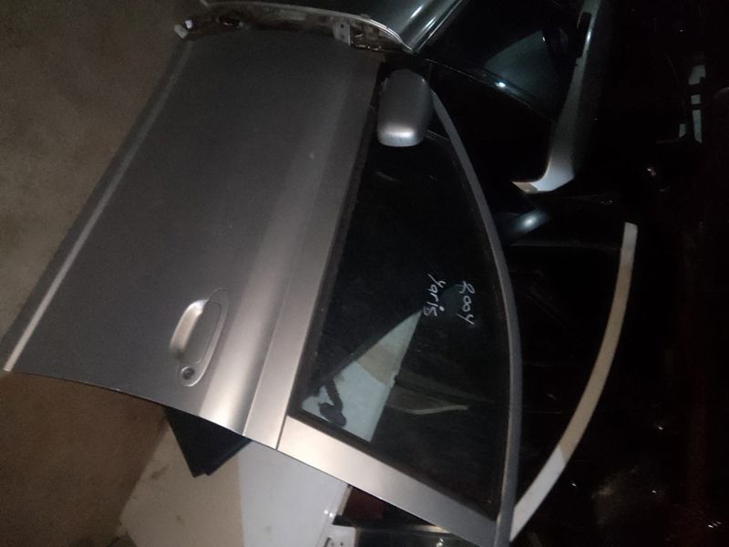 Toyota Yaris Sol Ön Kapı
