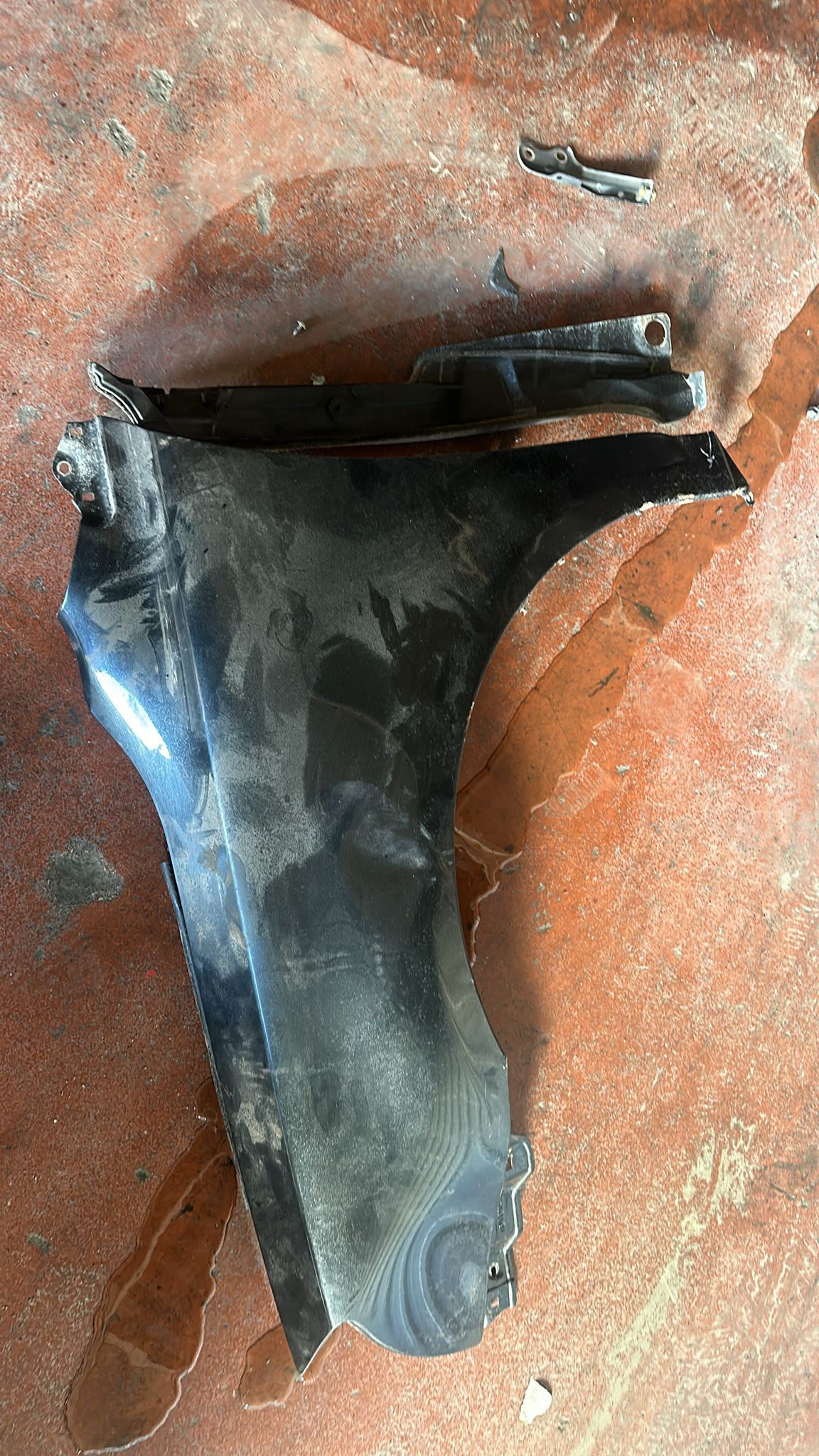 Toyota Avensis Sol Çamurluk 2008 Model